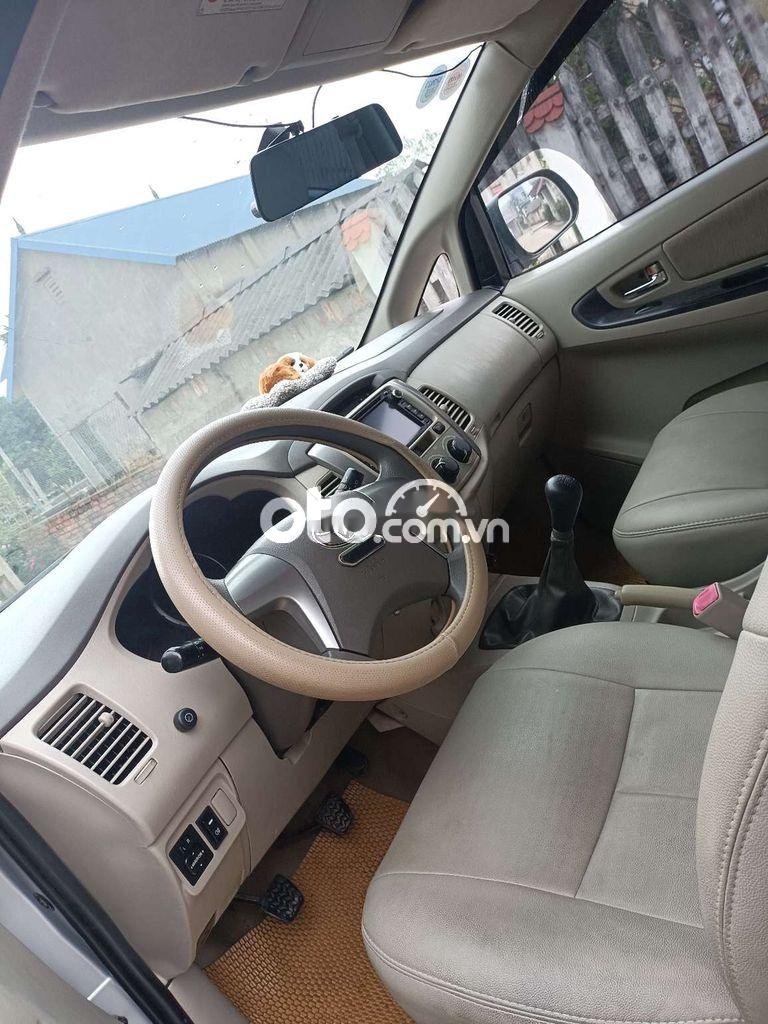 Toyota Innova 2.0E 2015 - Bán ô tô Toyota Innova 2.0E năm sản xuất 2015, màu bạc chính chủ