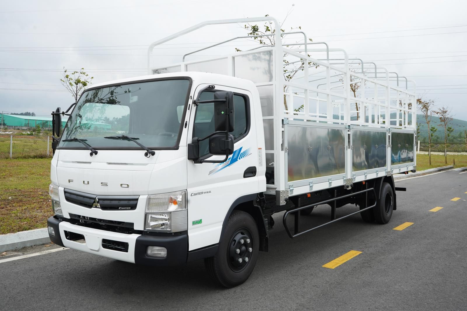 Mitsubishi Canter 2022 - Xe tải Mitsubishi Fuso Canter TF8.5L tải trọng 5 tấn thùng dài 6m2