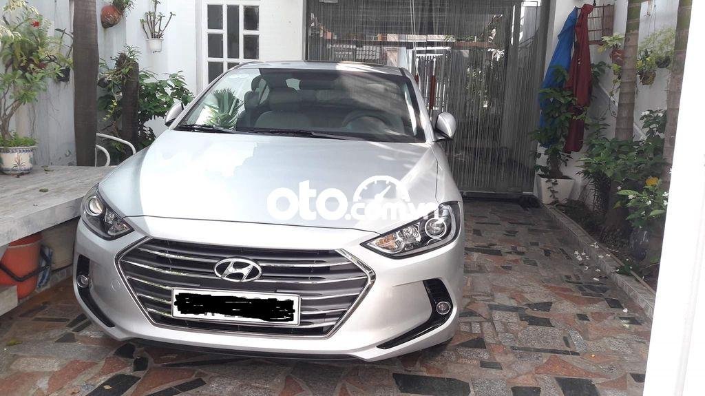 Hyundai Elantra AT 2016 - Bán Hyundai Elantra AT sản xuất năm 2016, màu bạc, xe nhập