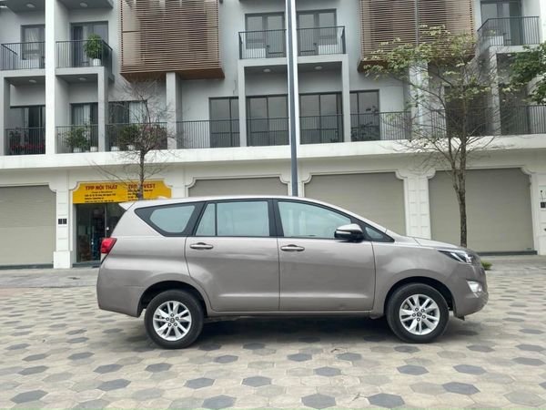 Toyota Innova 2.0G 2017 - Bán Toyota Innova 2.0G năm 2017, màu xám, lịch sử hãng đẹp, lốp theo xe cả dàn, sơ cua chưa hạ, giá tốt