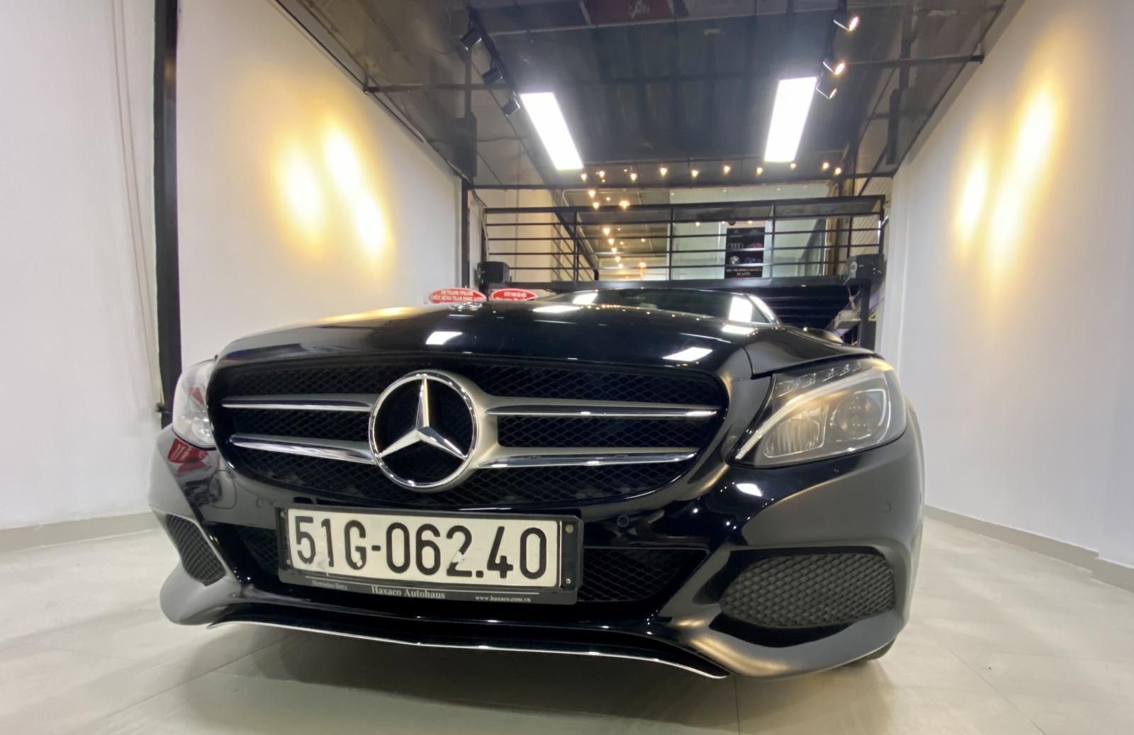 Mercedes-Benz 2018 - Bán Mercedes Benz C200 AT 2018, xe chạy 36.000km, còn rất mới, bao check hãng