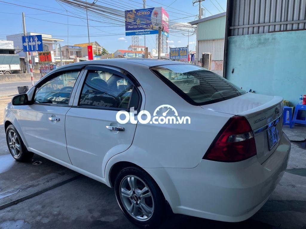 Chevrolet Aveo 2015 - Bán Chevrolet Aveo MT sản xuất năm 2015, màu trắng còn mới