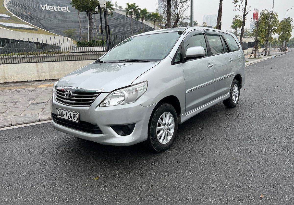 Toyota Innova   2.0E   2013 - Bán xe Toyota Innova 2.0E sản xuất năm 2013, màu bạc