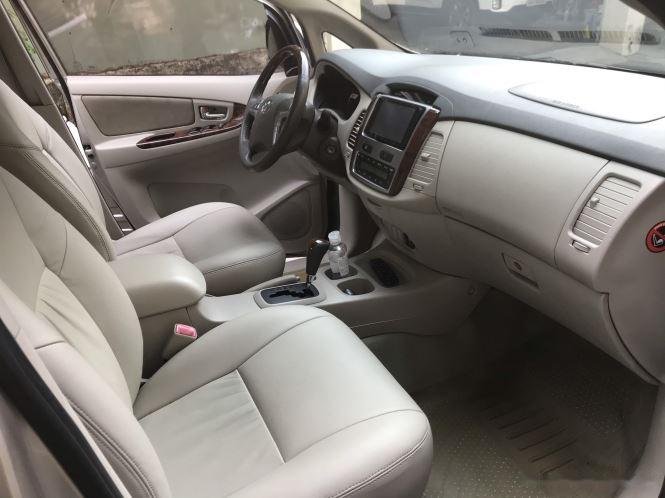 Toyota Innova V 2015 - Cần bán gấp Toyota Innova V năm sản xuất 2015, màu vàng cát, giá 496tr