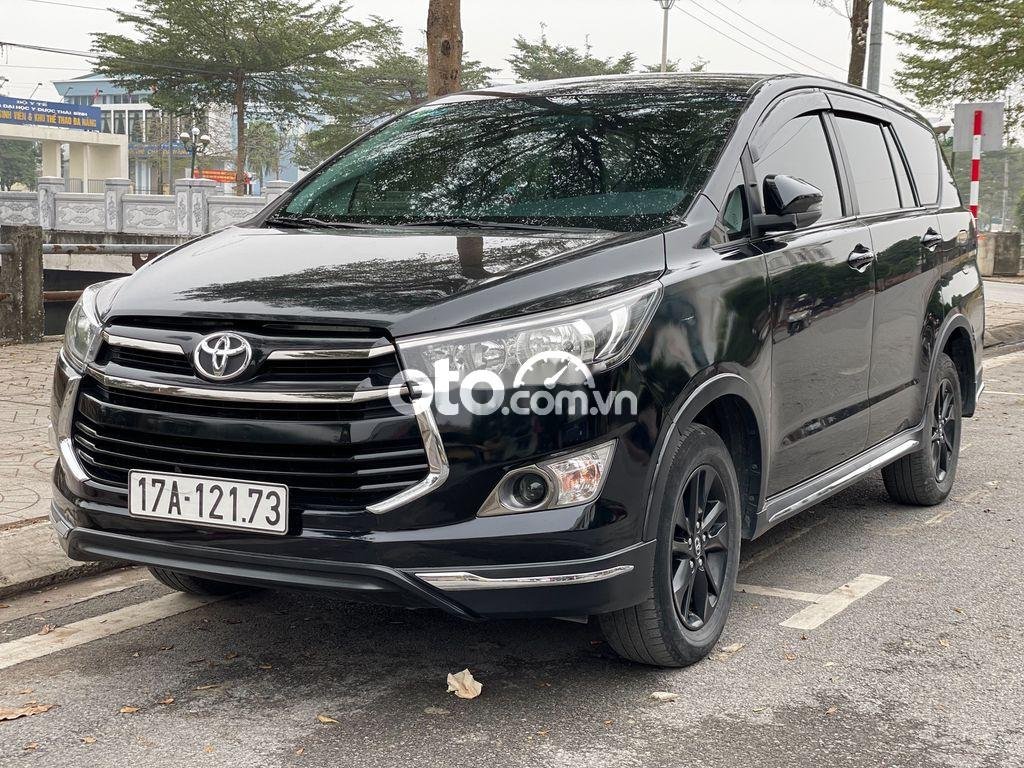 Toyota Innova 2.0 Venturer AT 2018 - Cần bán gấp Toyota Innova 2.0 Venturer AT sản xuất 2018, màu đen