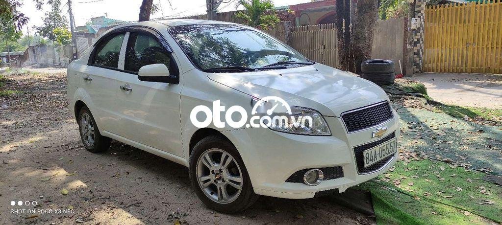 Chevrolet Aveo    MT 2015 - Cần bán gấp Chevrolet Aveo MT năm sản xuất 2015, màu trắng, nhập khẩu nguyên chiếc, giá chỉ 215 triệu