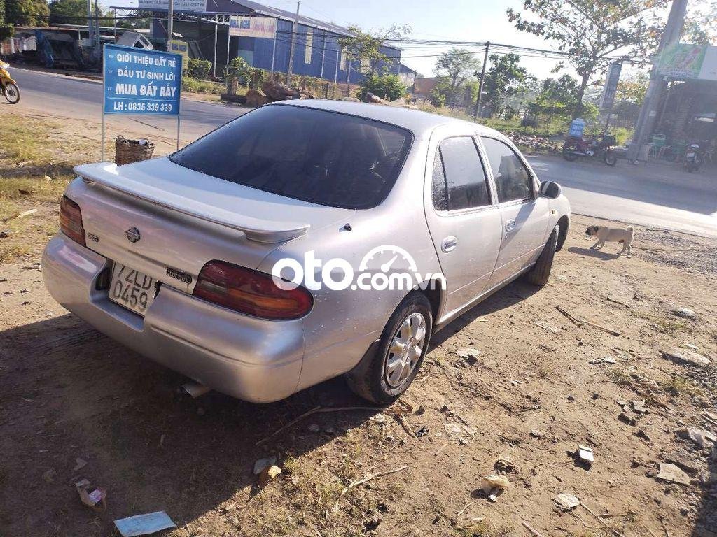 Nissan Bluebird     1992 - Bán ô tô Nissan Bluebird sản xuất 1992, màu bạc, giá tốt