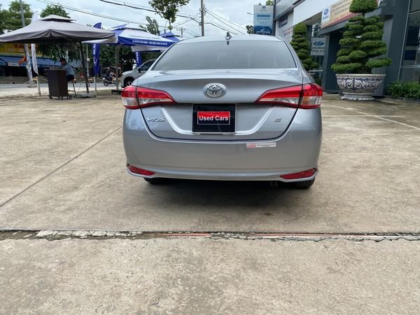Toyota Vios E CVT 2018 - Bán ô tô Toyota Vios E CVT sản xuất năm 2018, màu bạc  