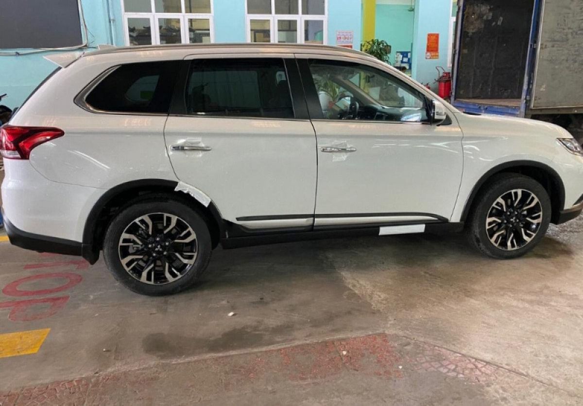 Mitsubishi Outlander 2.0 CVT Premium 2021 - Bán ô tô Mitsubishi Outlander 2.0 CVT   Premium năm sản xuất 2021, màu trắng, giá tốt