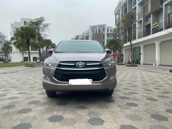 Toyota Innova 2.0G 2017 - Bán Toyota Innova 2.0G năm 2017, màu xám, lịch sử hãng đẹp, lốp theo xe cả dàn, sơ cua chưa hạ, giá tốt