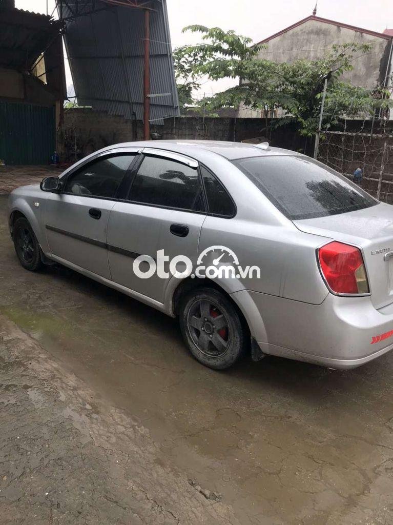 Daewoo Lacetti SE 2004 - Cần bán Daewoo Lacetti SE sản xuất năm 2004, màu bạc giá cạnh tranh