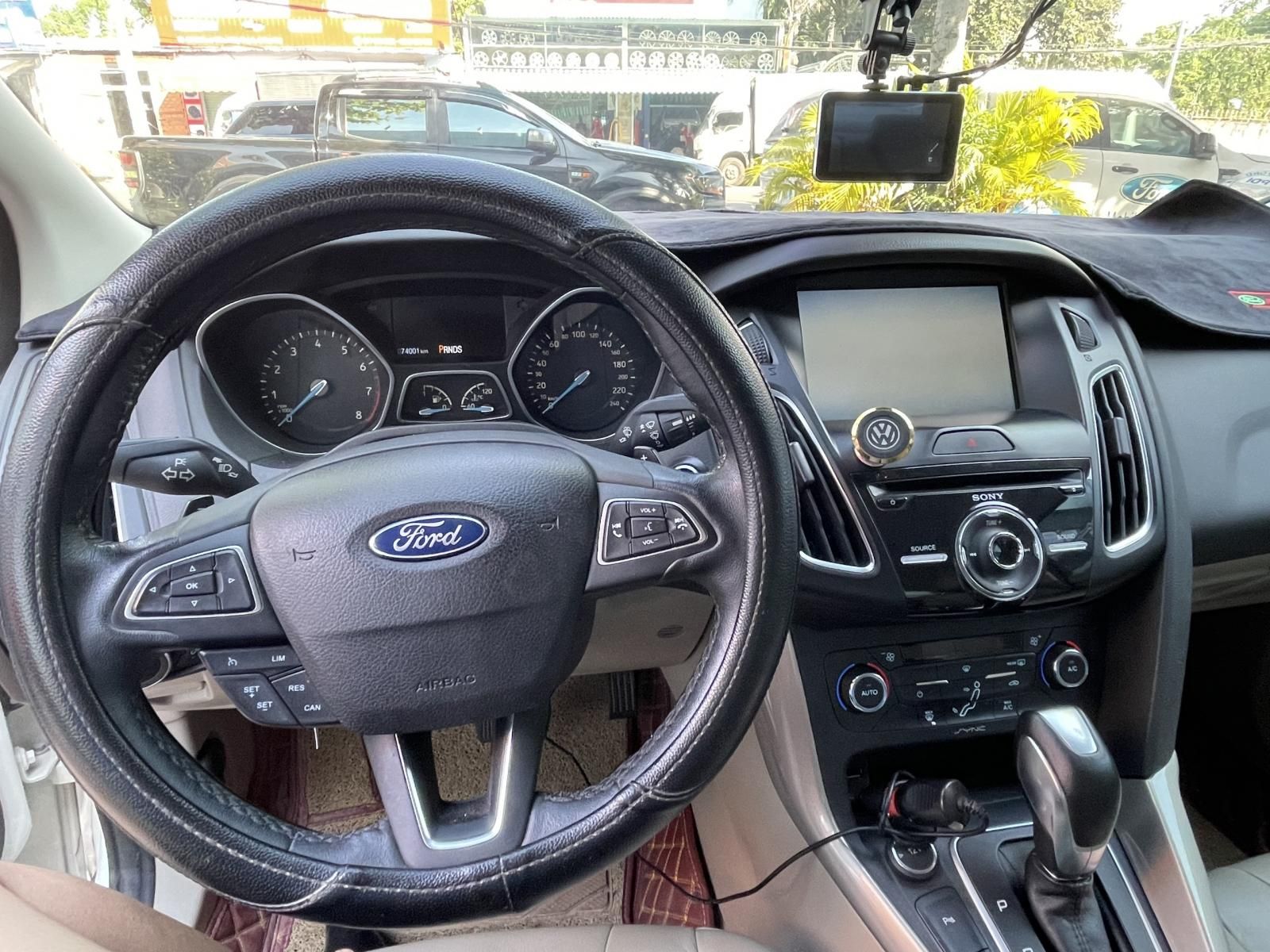 Ford Focus Titanium 2016 - Cần bán xe Ford Focus Titanium sản xuất năm 2016, màu trắng