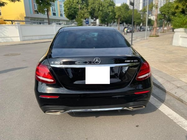 Mercedes-Benz E300 2016 - Bán xe Mercedes-Benz E300 năm sản xuất 2016, màu đen, một chủ từ mới