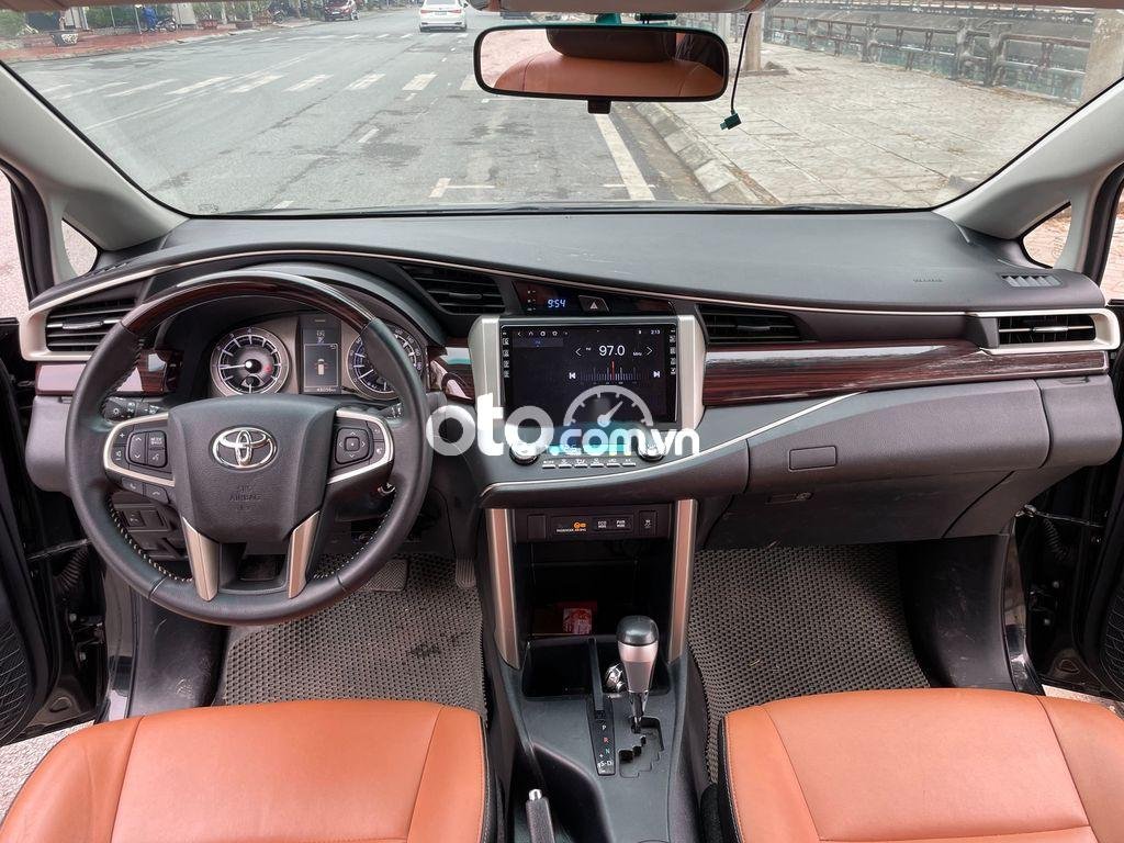 Toyota Innova 2.0 Venturer AT 2018 - Cần bán gấp Toyota Innova 2.0 Venturer AT sản xuất 2018, màu đen