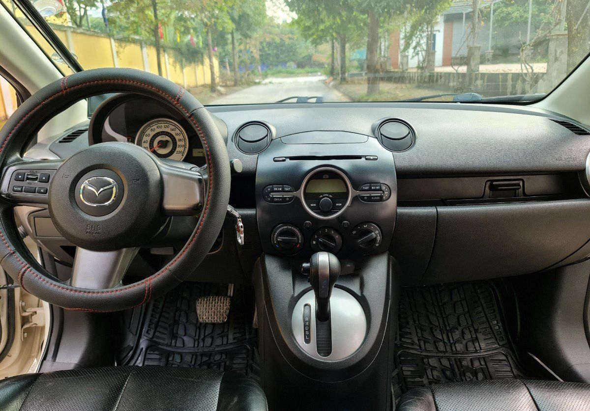 Mazda 2   S   2011 - Cần bán gấp Mazda 2 S năm sản xuất 2011, màu trắng, giá 262tr