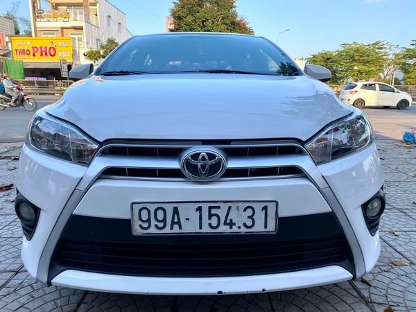 Toyota Yaris 2016 - Cần bán gấp Toyota Yaris E 1.5AT sản xuất năm 2016, màu trắng, nhập khẩu nguyên chiếc, một chủ dùng, xe rất đẹp