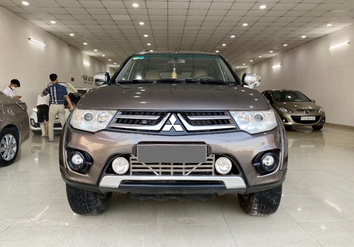 Mitsubishi Pajero Sport 2016 - Cần bán gấp Mitsubishi Pajero Sport D 4x2MT sản xuất 2016, màu nâu, giá 530tr