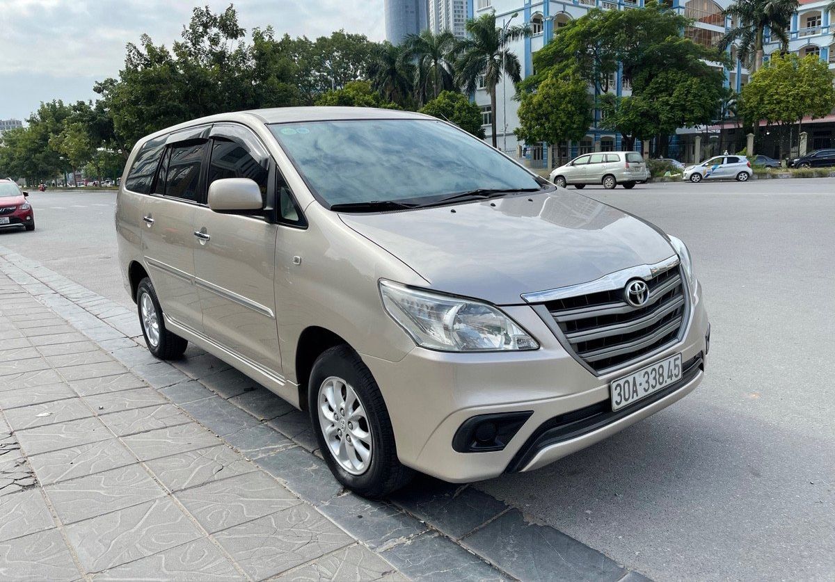 Toyota Innova   2.0E   2014 - Xe Toyota Innova 2.0E sản xuất năm 2014, màu bạc, giá tốt