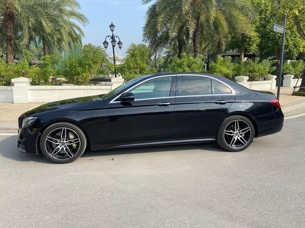 Mercedes-Benz E300 2016 - Bán xe Mercedes-Benz E300 năm sản xuất 2016, màu đen, một chủ từ mới