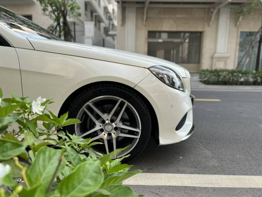 Mercedes-Benz E250  AMG  2015 - Bán Mercedes E250 AMG năm sản xuất 2015, màu trắng, xe nhập ít sử dụng