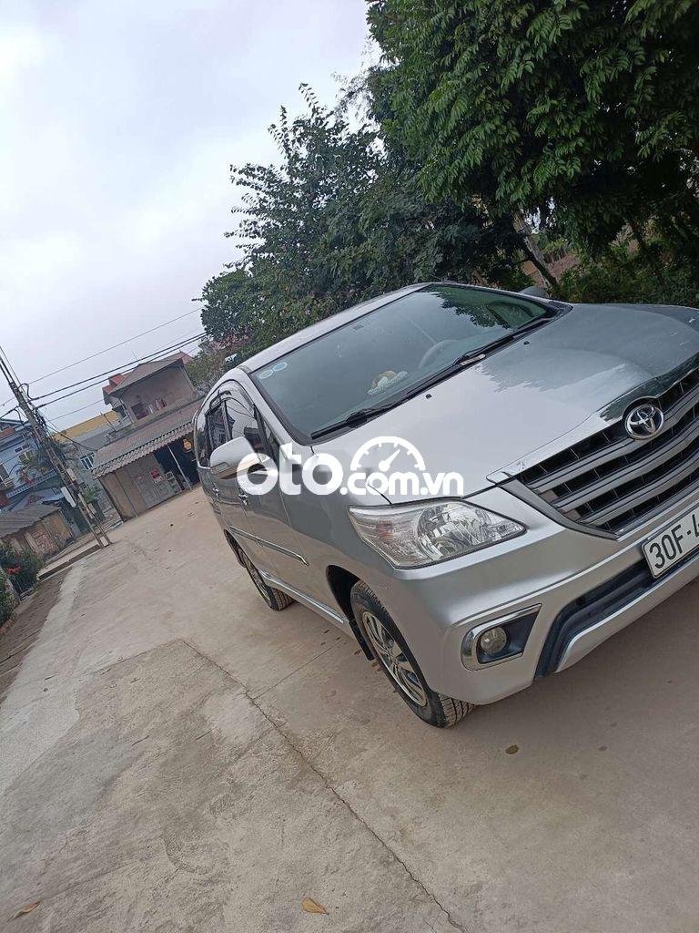 Toyota Innova 2.0E 2015 - Bán ô tô Toyota Innova 2.0E năm sản xuất 2015, màu bạc chính chủ