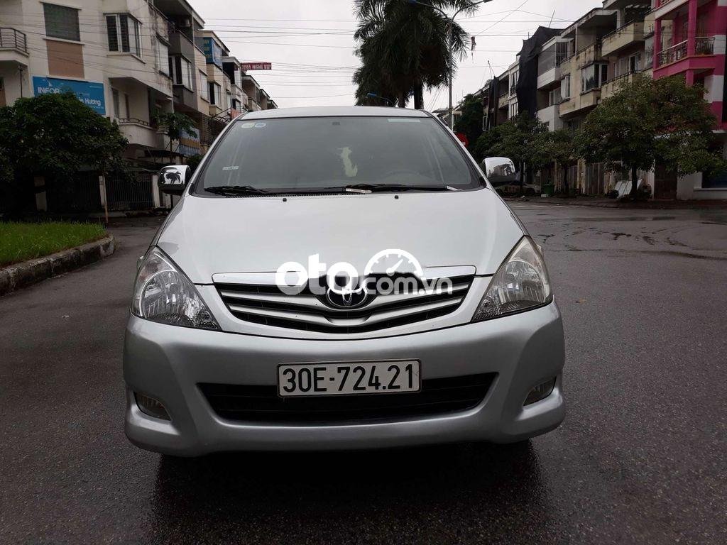 Toyota Innova  G 2010 - Bán Toyota Innova G năm 2010, màu bạc xe gia đình, 278 triệu