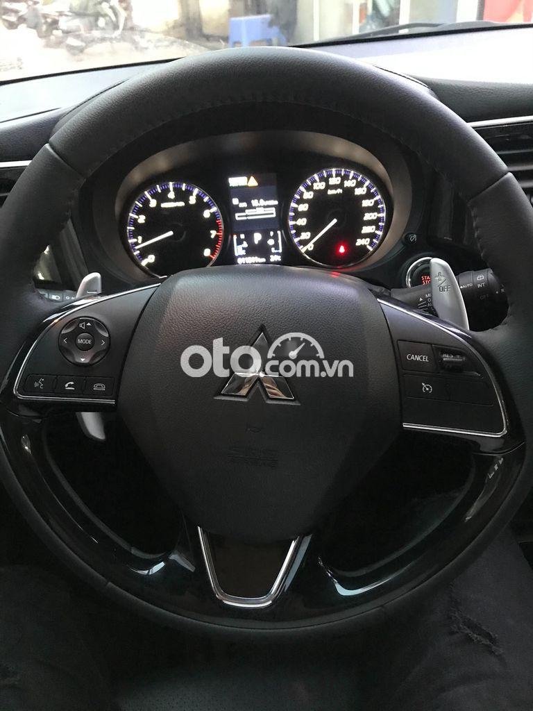 Mitsubishi Outlander Sport 2.0AT 2019 - Bán ô tô Mitsubishi Outlander Sport 2.0AT năm sản xuất 2019, màu đen còn mới