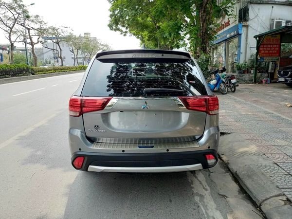 Mitsubishi Outlander 2019 - Bán Mitsubishi Outlander 2.0 CVT sản xuất 2019, màu bạc giá cạnh tranh