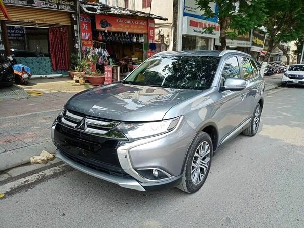 Mitsubishi Outlander 2019 - Bán Mitsubishi Outlander 2.0 CVT sản xuất 2019, màu bạc giá cạnh tranh