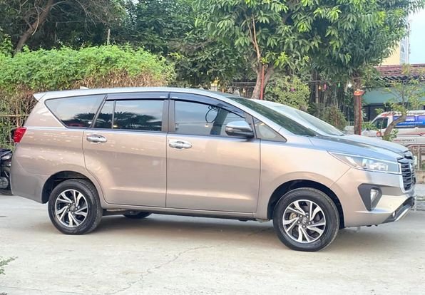 Toyota Innova 2.0E 2021 - Cần bán lại xe Toyota Innova 2.0E năm sản xuất 2021, màu xám