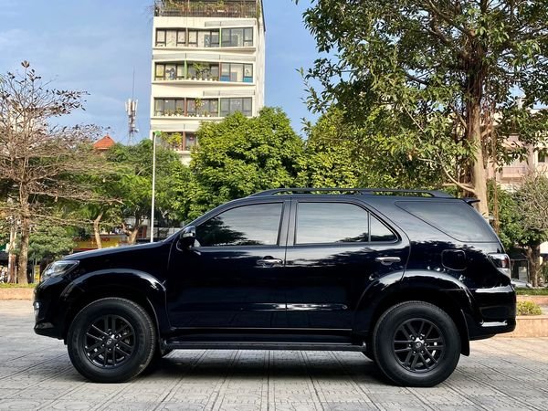 Toyota Fortuner AT  2016 - Bán Toyota Fortuner AT năm 2016, màu đen, 675 triệu