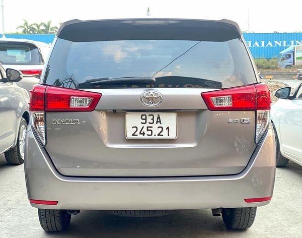 Toyota Innova 2.0E 2021 - Cần bán lại xe Toyota Innova 2.0E năm sản xuất 2021, màu xám