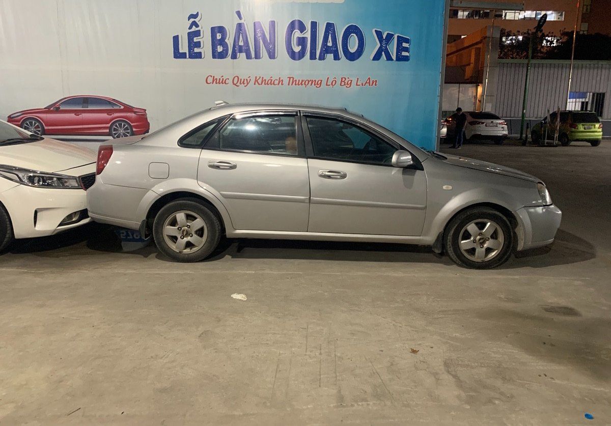 Chevrolet Lacetti   1.6MT 2011 - Cần bán gấp Chevrolet Lacetti 1.6MT sản xuất năm 2011, màu bạc 