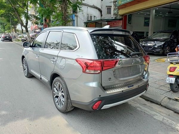 Mitsubishi Outlander 2019 - Bán Mitsubishi Outlander 2.0 CVT sản xuất 2019, màu bạc giá cạnh tranh