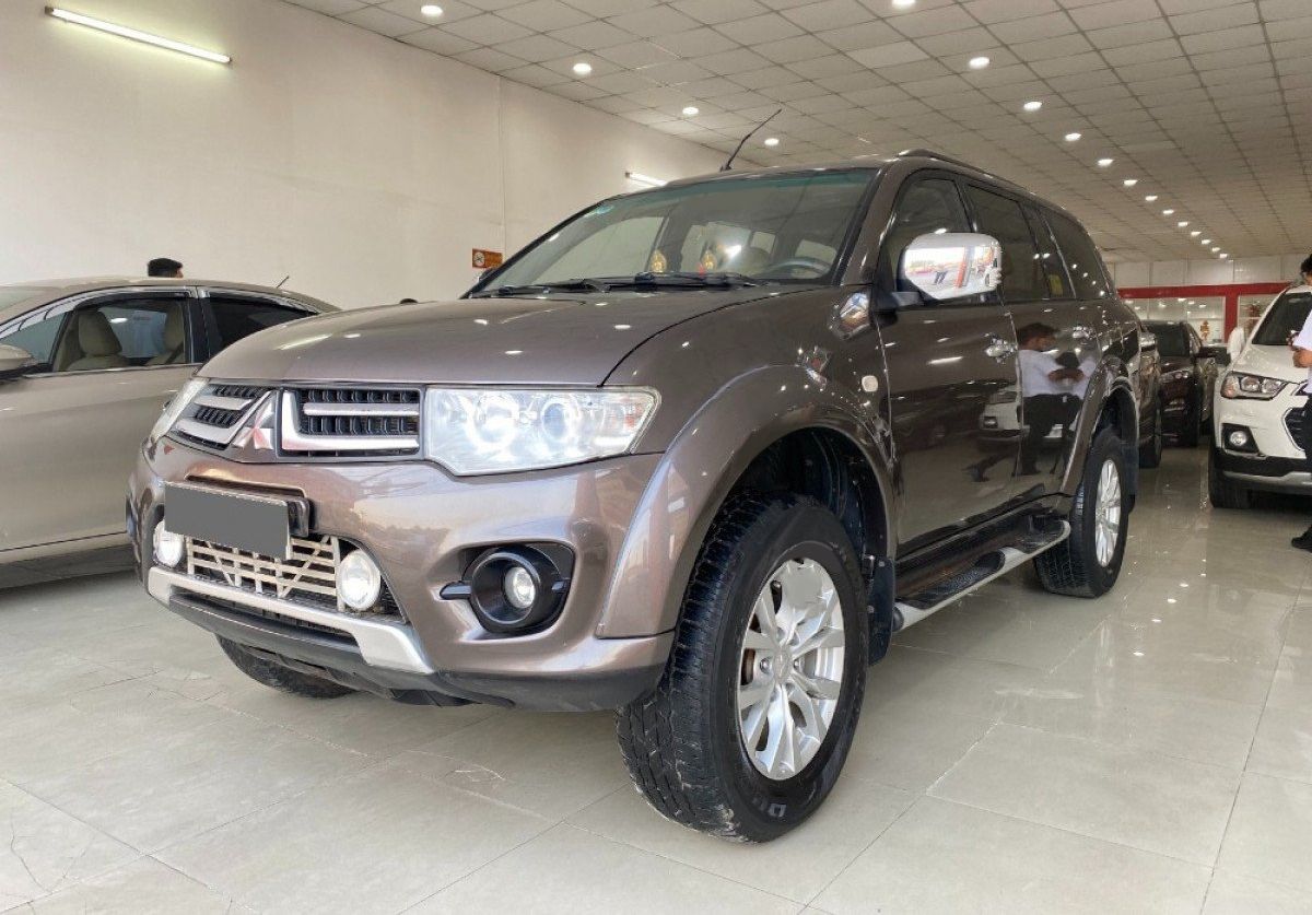 Mitsubishi Pajero Sport 2016 - Cần bán gấp Mitsubishi Pajero Sport D 4x2MT sản xuất 2016, màu nâu, giá 530tr