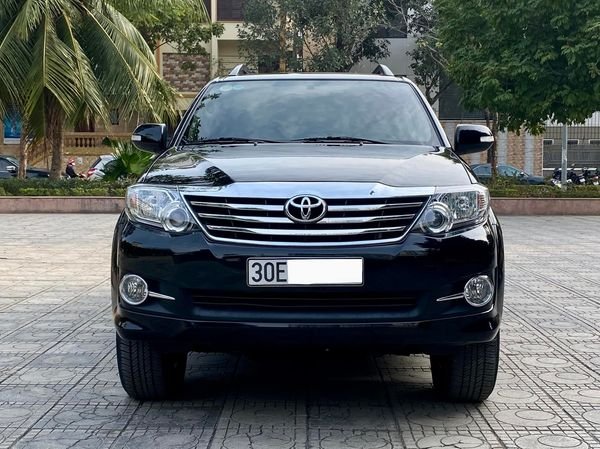 Toyota Fortuner AT  2016 - Bán Toyota Fortuner AT năm 2016, màu đen, 675 triệu