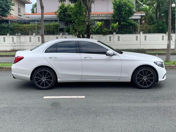 Mercedes-Benz C200 Exclusive  2021 - Cần bán gấp Mercedes C200 Exclusive năm 2021, màu trắng