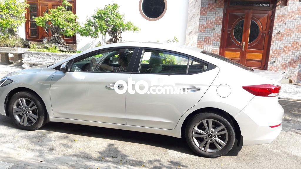 Hyundai Elantra AT 2016 - Bán Hyundai Elantra AT sản xuất năm 2016, màu bạc, xe nhập