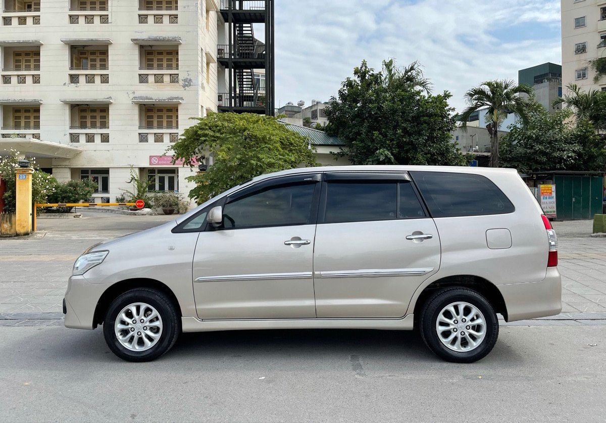 Toyota Innova   2.0E   2014 - Xe Toyota Innova 2.0E sản xuất năm 2014, màu bạc, giá tốt