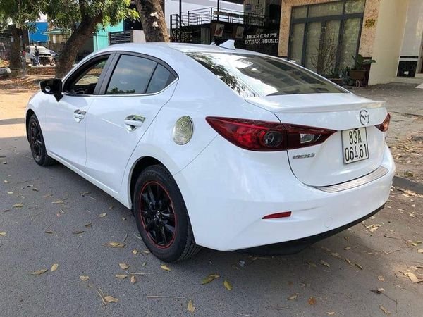 Mazda 3 2017 - Bán Mazda 3 1.5L Sedan sản xuất 2017, màu trắng, hàng siêu siêu lướt hiếm có chiếc thứ 2, hoàn trả 100% nếu sai cam kết