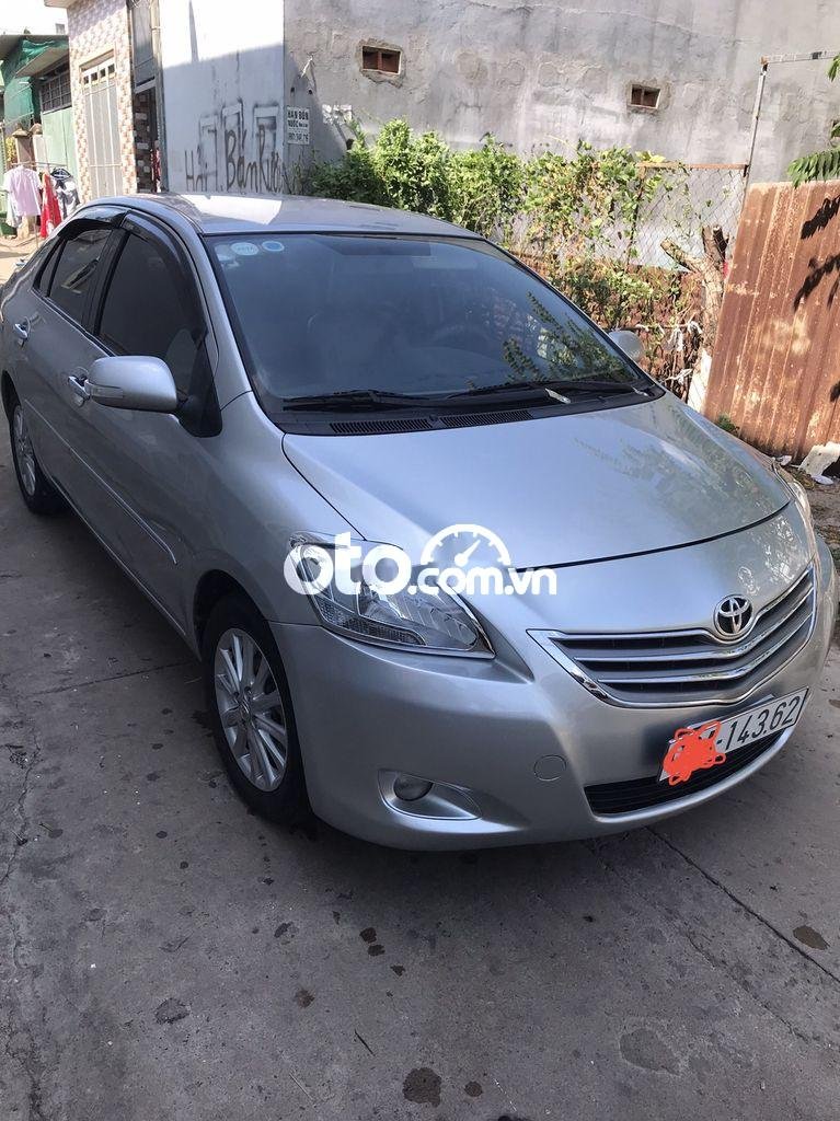 Toyota Vios  E  2010 - Cần bán gấp Toyota Vios E năm 2010, màu bạc xe gia đình, giá 245tr