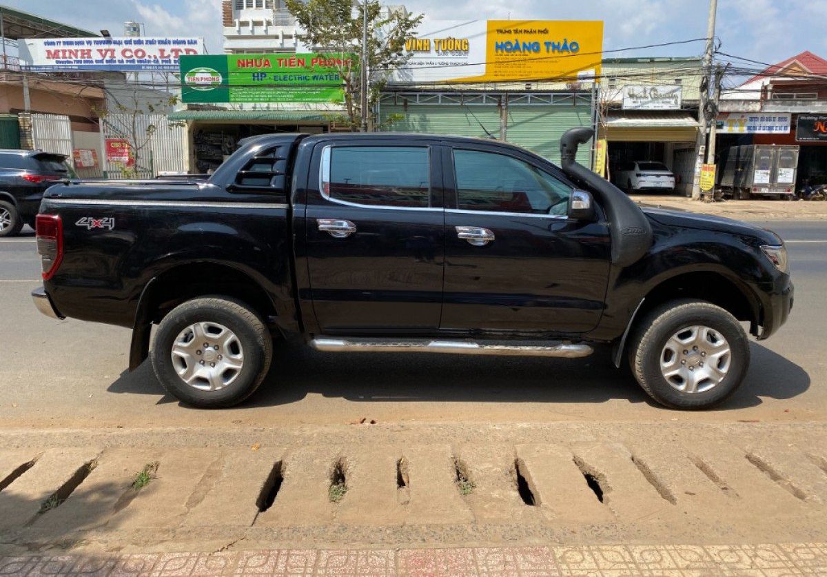 Ford Ranger XLT 2.2L 4x4 MT 2012 - Xe Ford Ranger XLT 2.2L 4x4 MT năm 2012, màu đen, nhập khẩu nguyên chiếc số sàn, giá chỉ 418 triệu