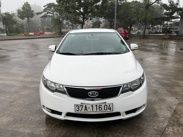 Kia Forte 1.6MT 2013 - Bán Kia Forte 1.6MT năm 2013, màu trắng số sàn