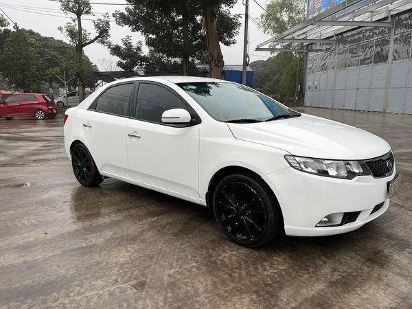 Kia Forte 1.6MT 2013 - Bán Kia Forte 1.6MT năm 2013, màu trắng số sàn