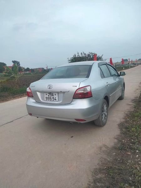 Toyota Vios 2013 - Bán Toyota Vios E năm sản xuất 2013, màu bạc giá cạnh tranh