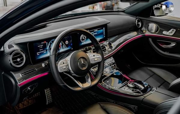 Mercedes-Benz E300 2019 - Xe Mercedes-Benz E300 AMG năm sản xuất 2019, màu xanh cavansite, xe lướt siêu nhẹ, bảo hàng hãng 3 năm không giới hạn km tới T11-2022