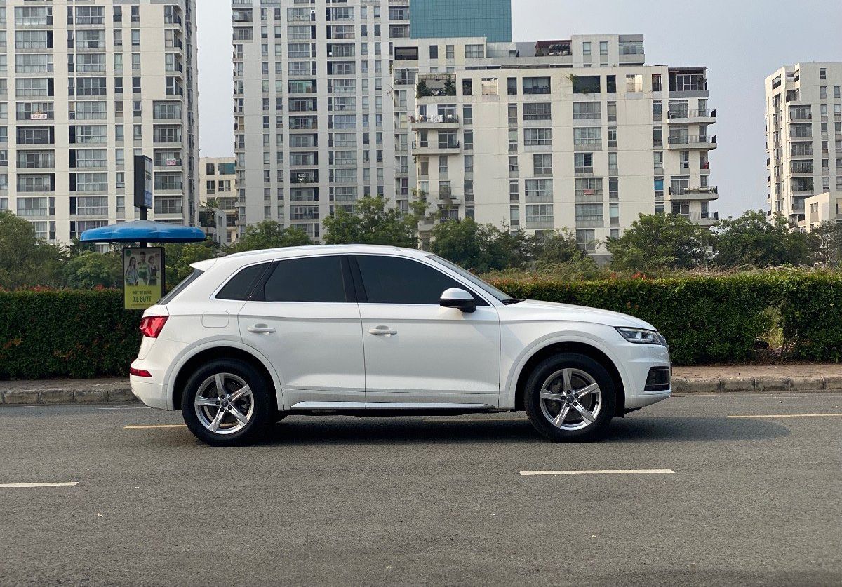 Audi Q5 2.0AT 2017 - Cần bán xe Audi Q5 2.0AT sản xuất 2017, màu trắng, nhập khẩu nguyên chiếc chính chủ