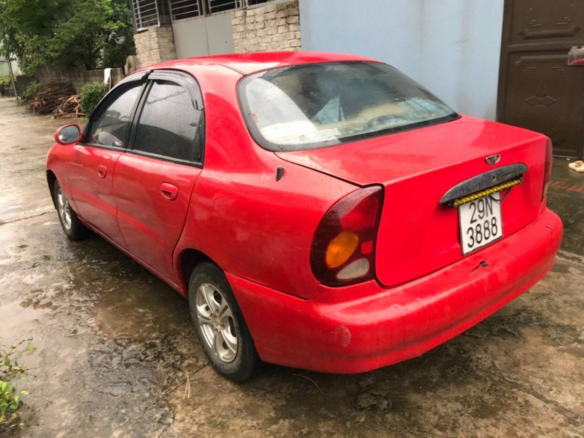 Daewoo Lanos MT 2001 - Cần bán xe Daewoo Lanos MT năm sản xuất 2001, màu đỏ số sàn