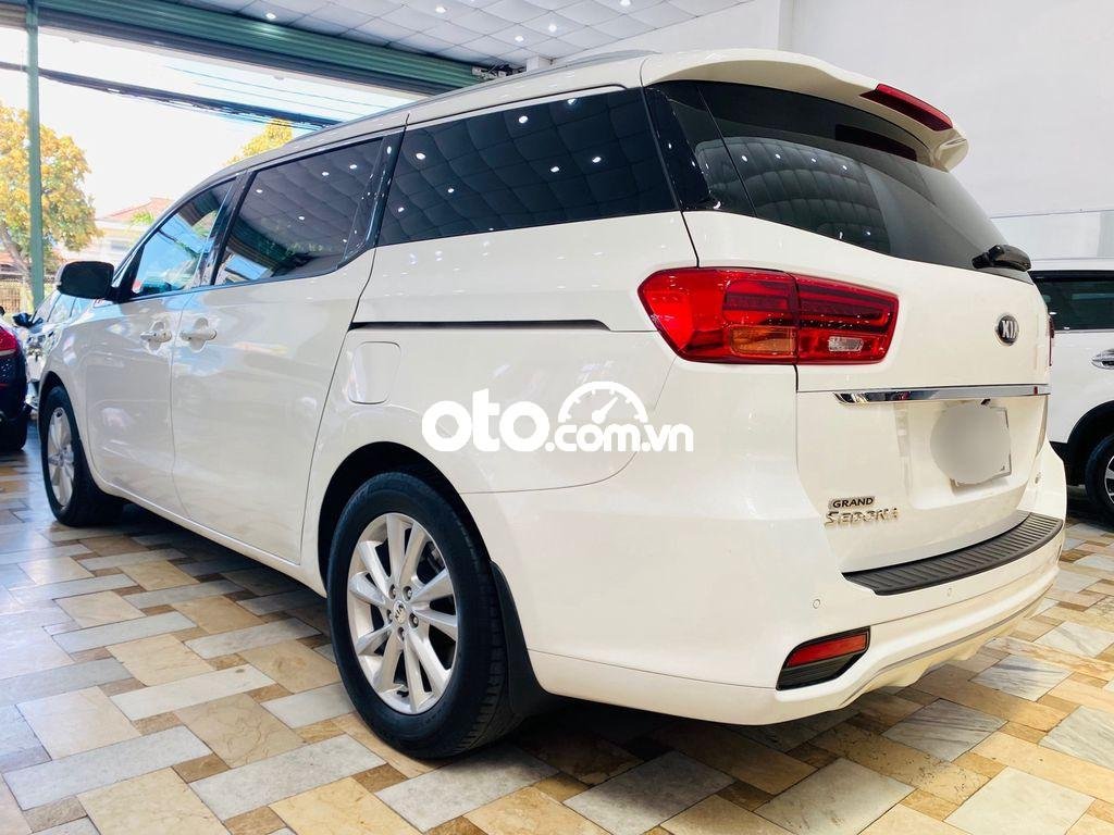 Kia Sedona 2018 - Bán xe Kia Sedona 2.2 CRDi AT năm 2018, màu trắng, 890 triệu