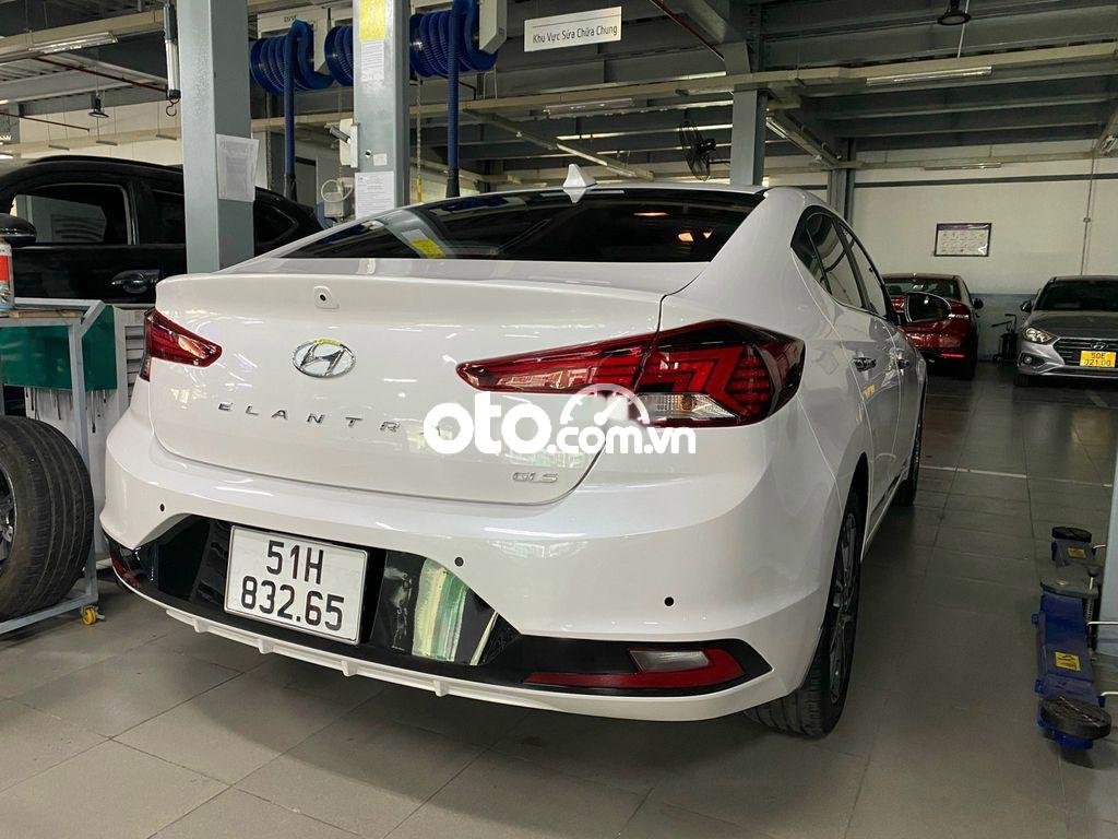 Hyundai Elantra  AT 2020 - Cần bán lại xe Hyundai Elantra AT năm 2020, màu trắng, nhập khẩu nguyên chiếc, giá chỉ 650 triệu